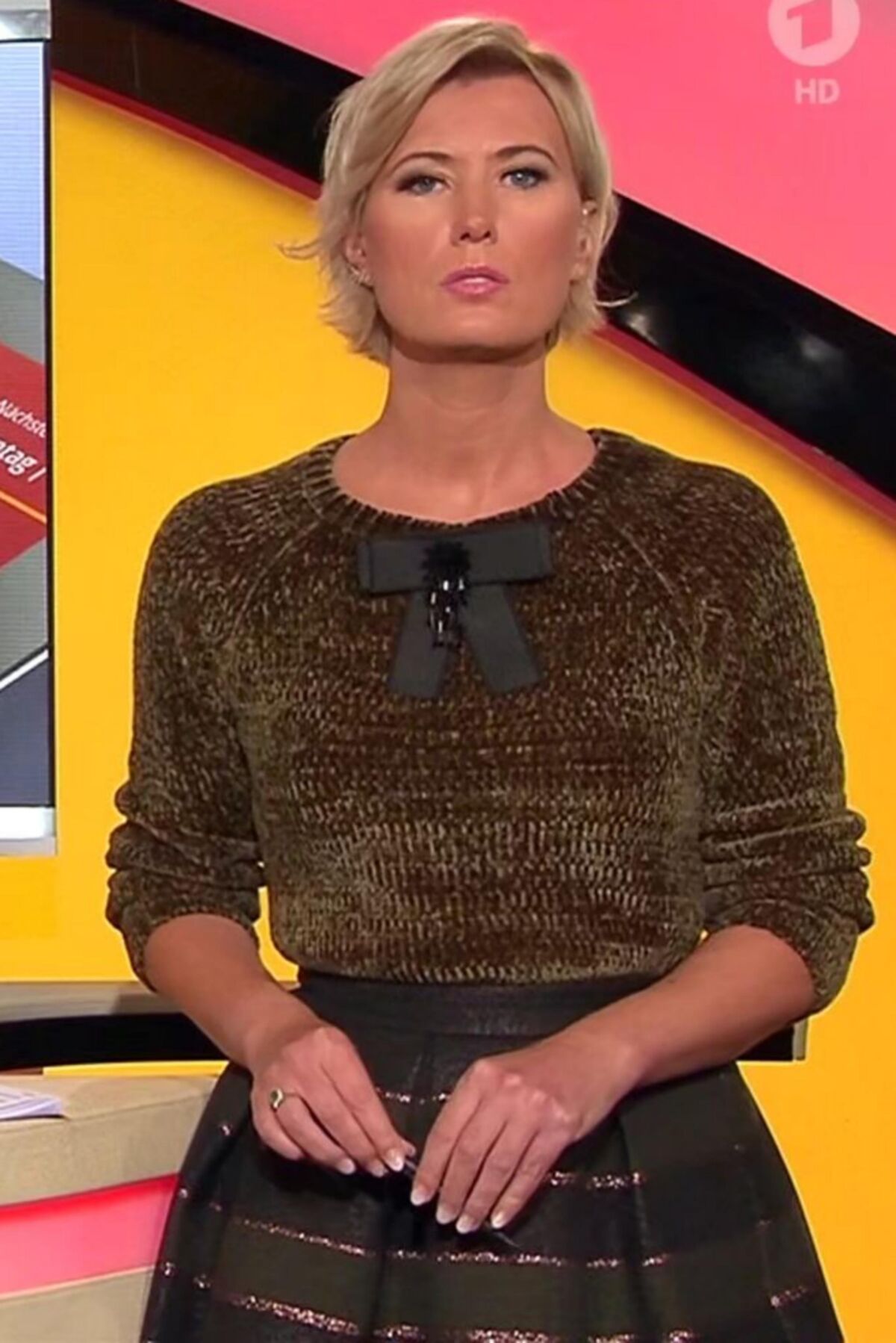 Kamilla S. sexy Blondine in gruenem und braunem Outfit ! 