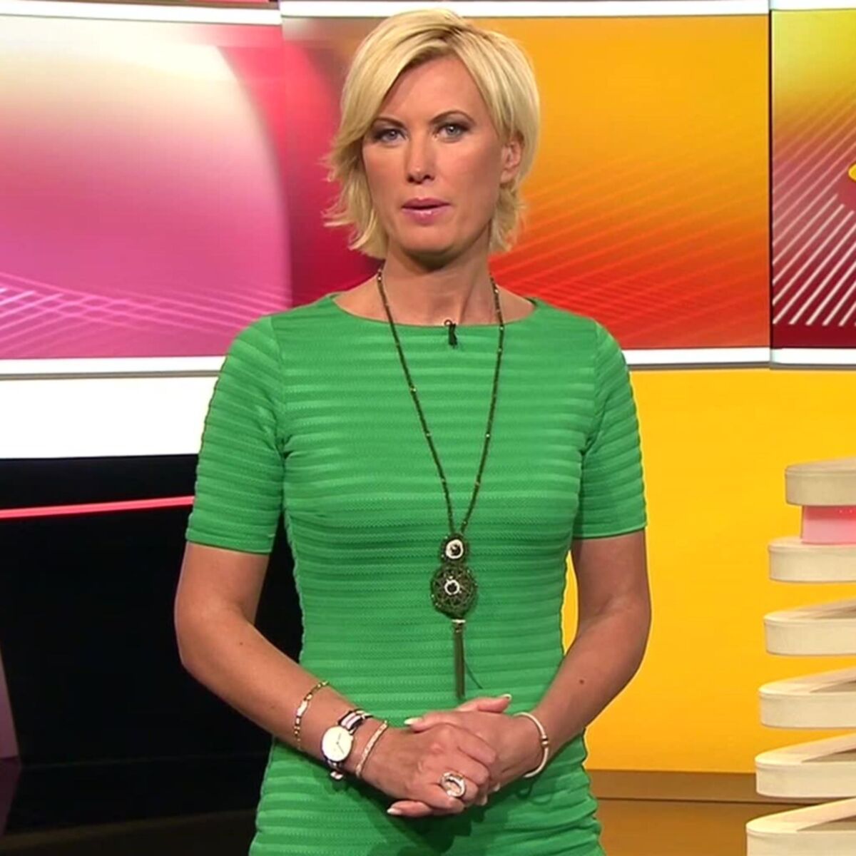 Kamilla S. sexy Blondine in gruenem und braunem Outfit ! 