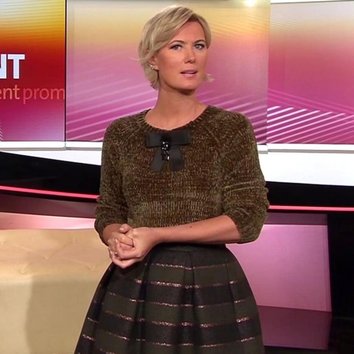 Kamilla S. sexy Blondine in gruenem und braunem Outfit ! 