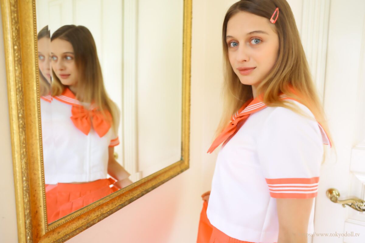 Alexa D VIP Conjunto Blusa branca, saia rosa