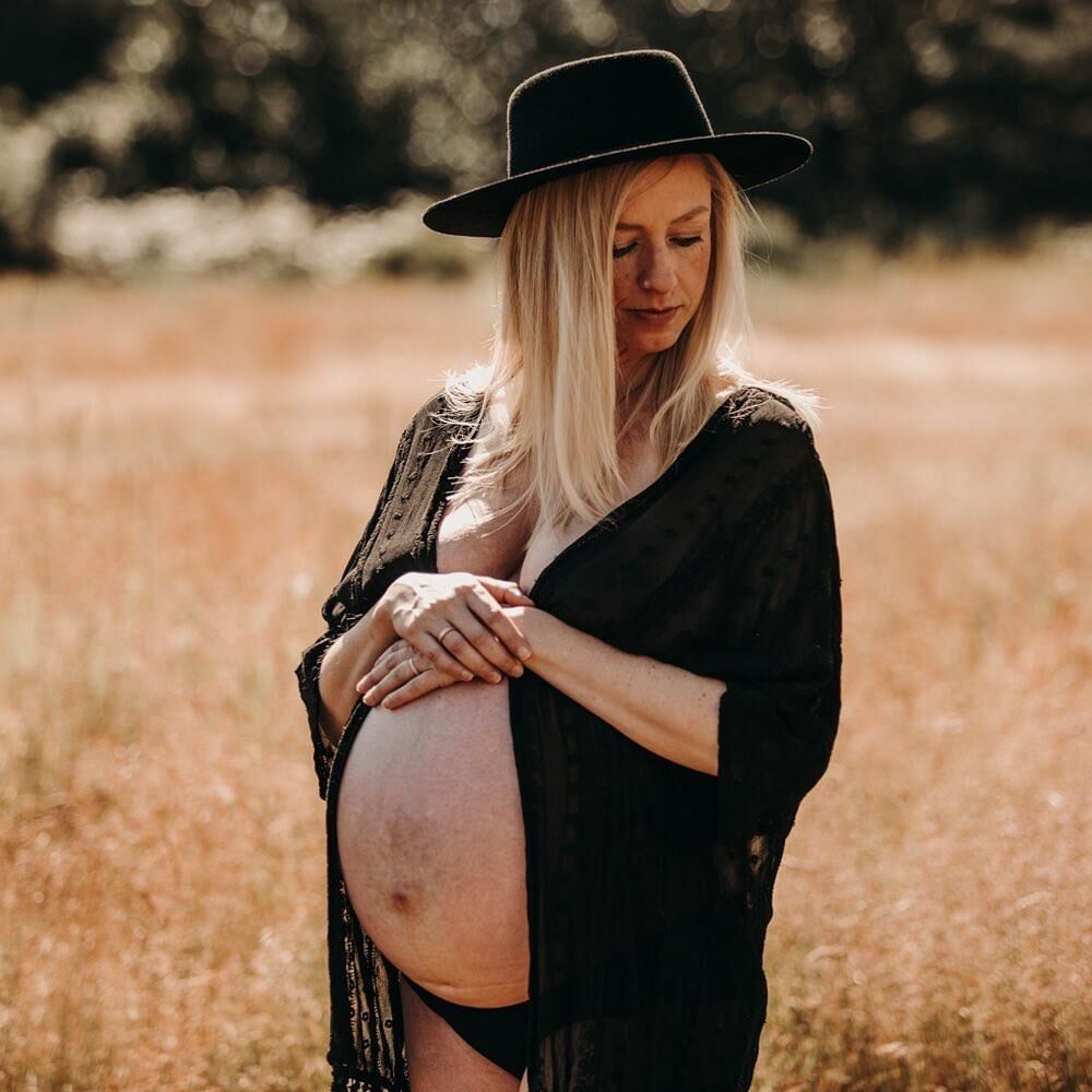 Atemberaubende schwangere Blondine