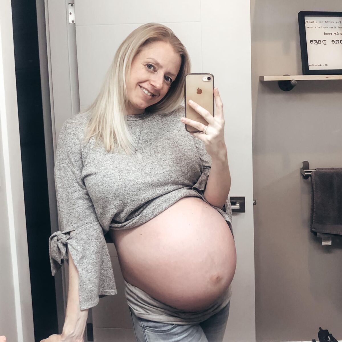 Atemberaubende schwangere Blondine