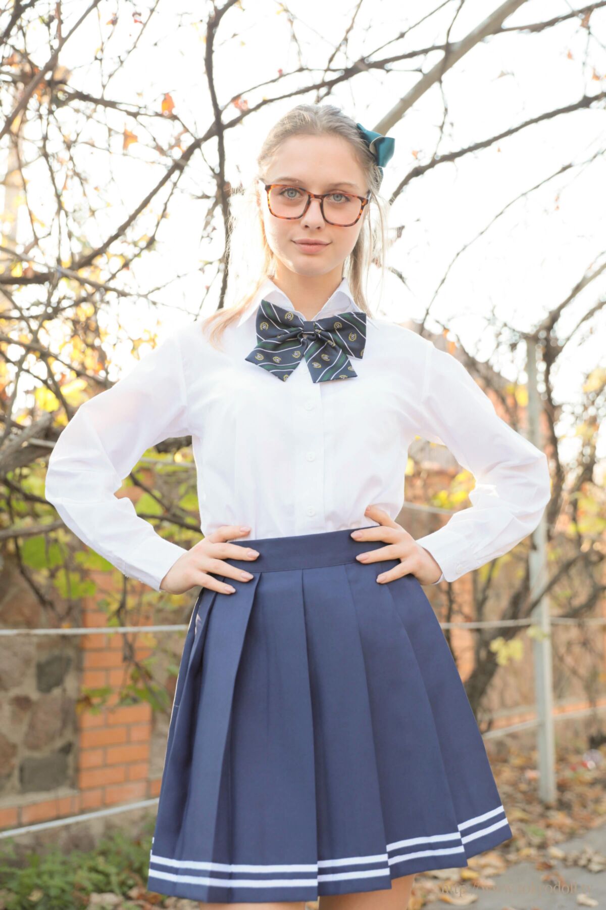 Alexa D Conjunto () Blusa branca, saia azul