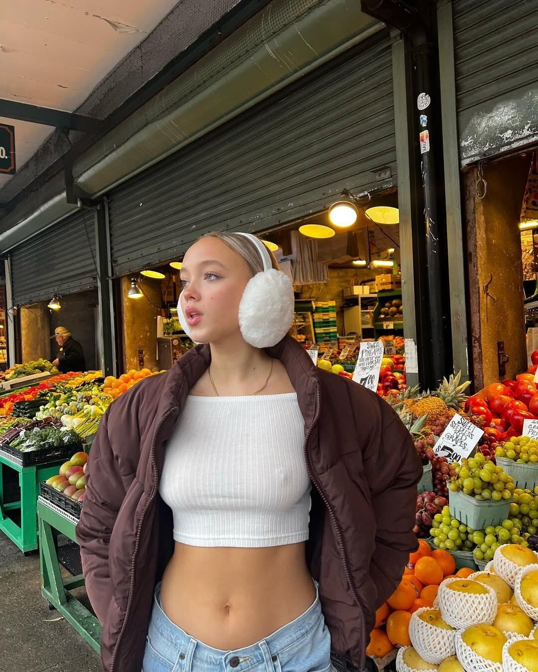 女