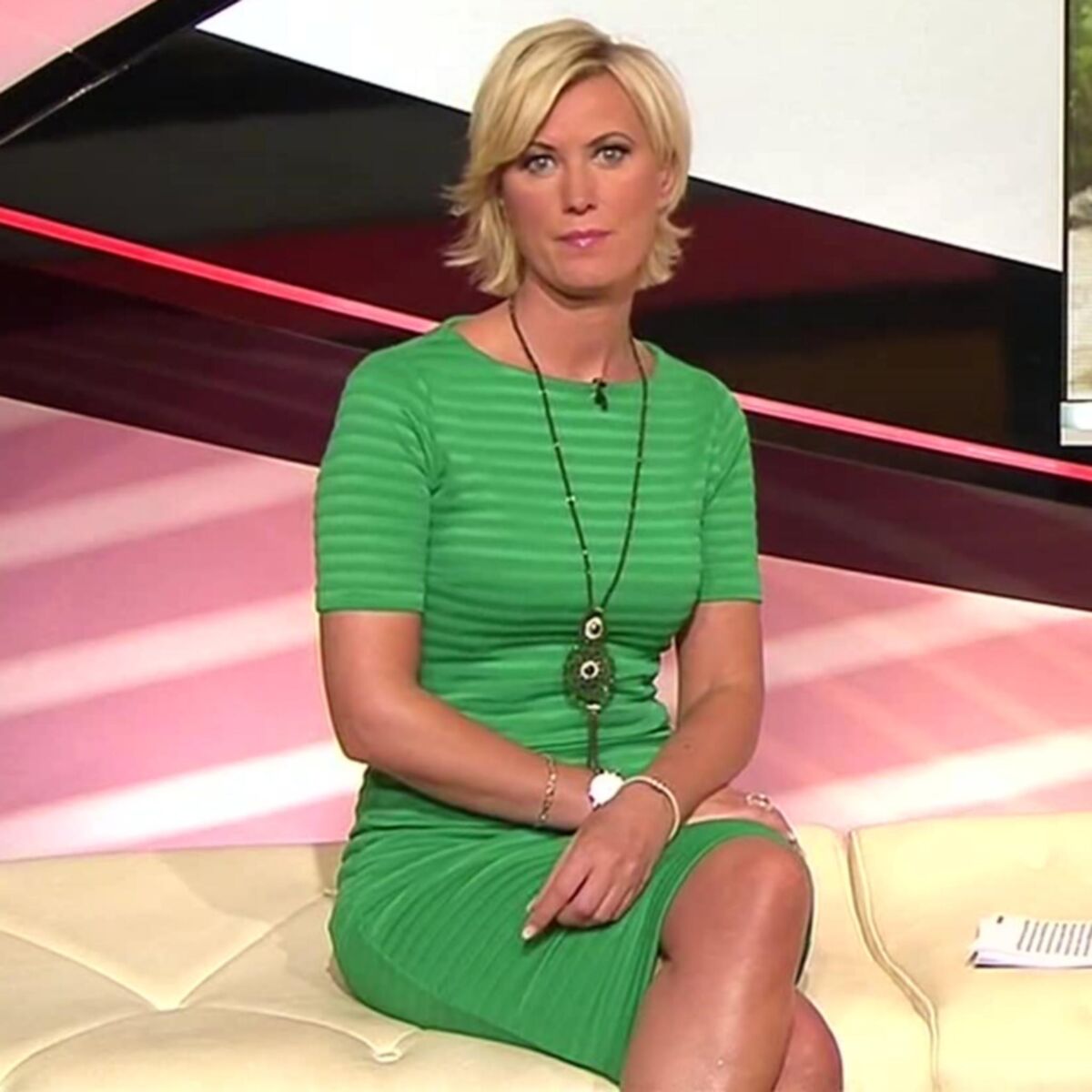 Kamilla S. sexy Blondine in gruenem und braunem Outfit ! 