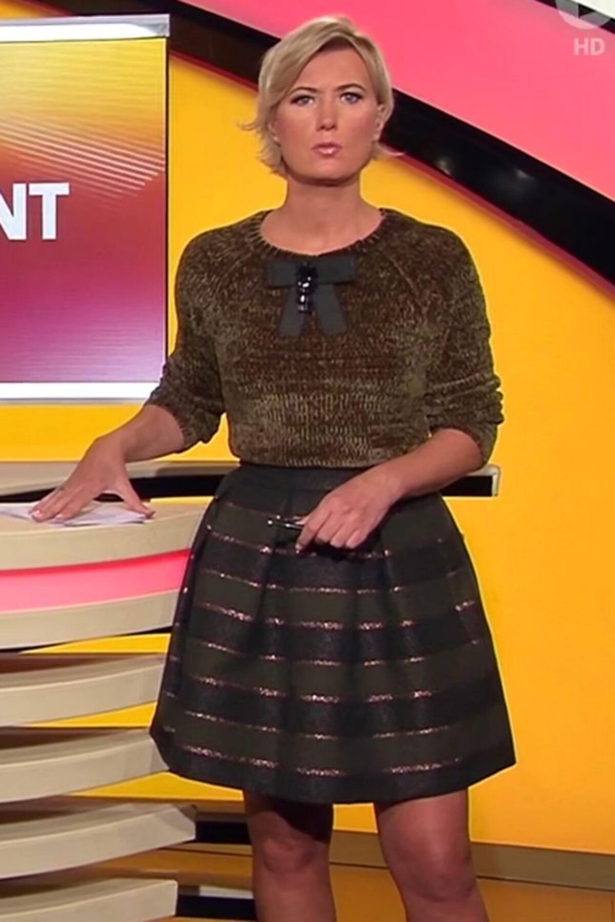 Kamilla S. sexy Blondine in gruenem und braunem Outfit ! 