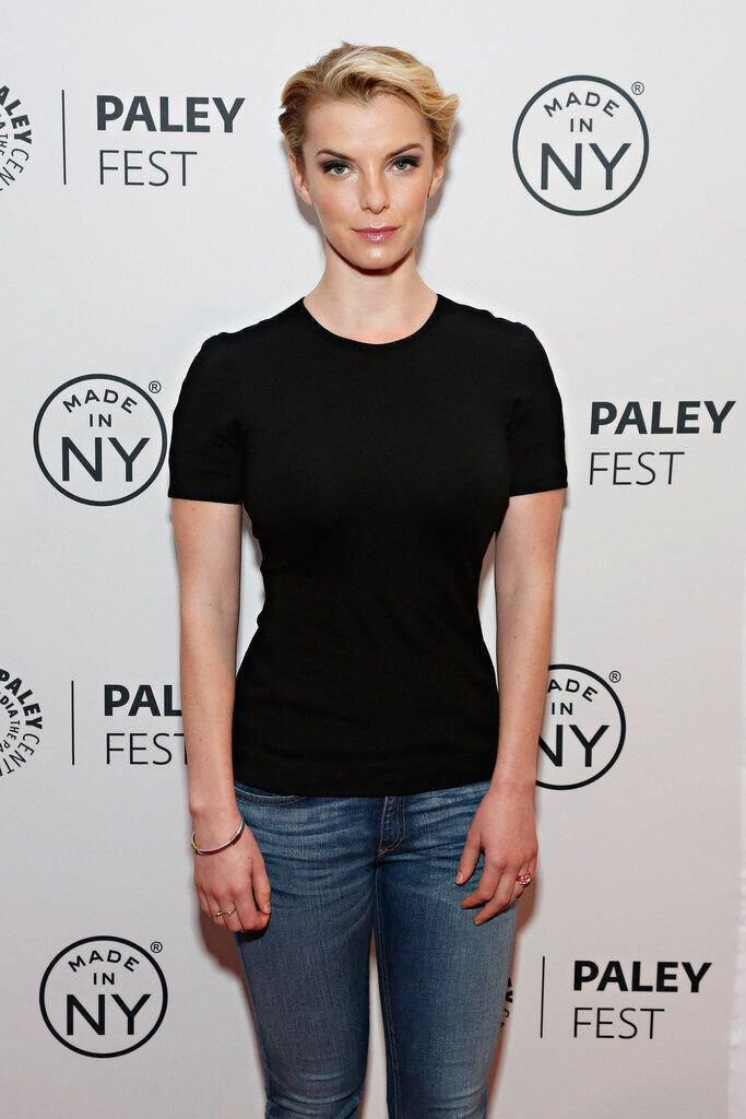 Betty Gilpin 