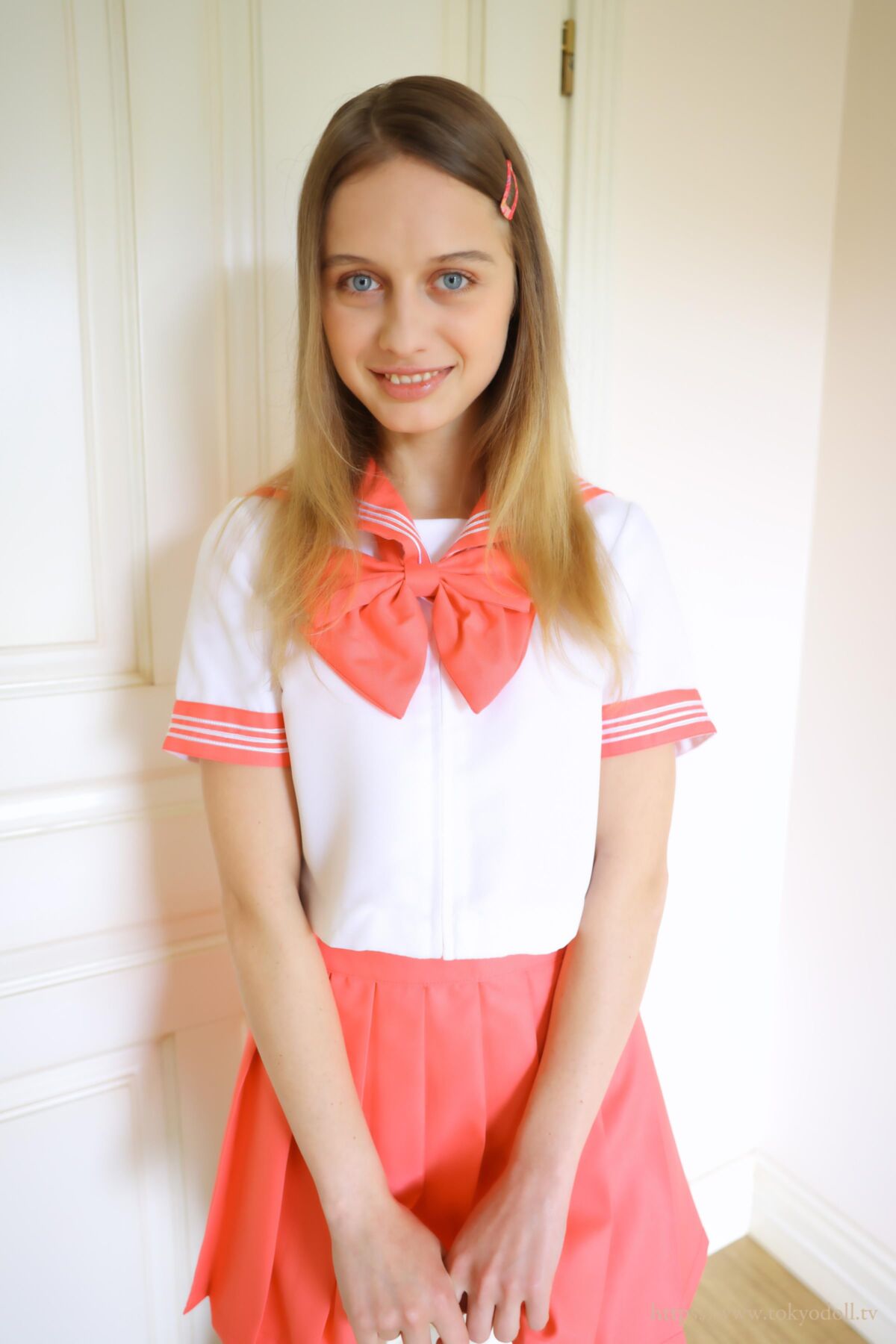 Alexa D VIP Conjunto Blusa branca, saia rosa