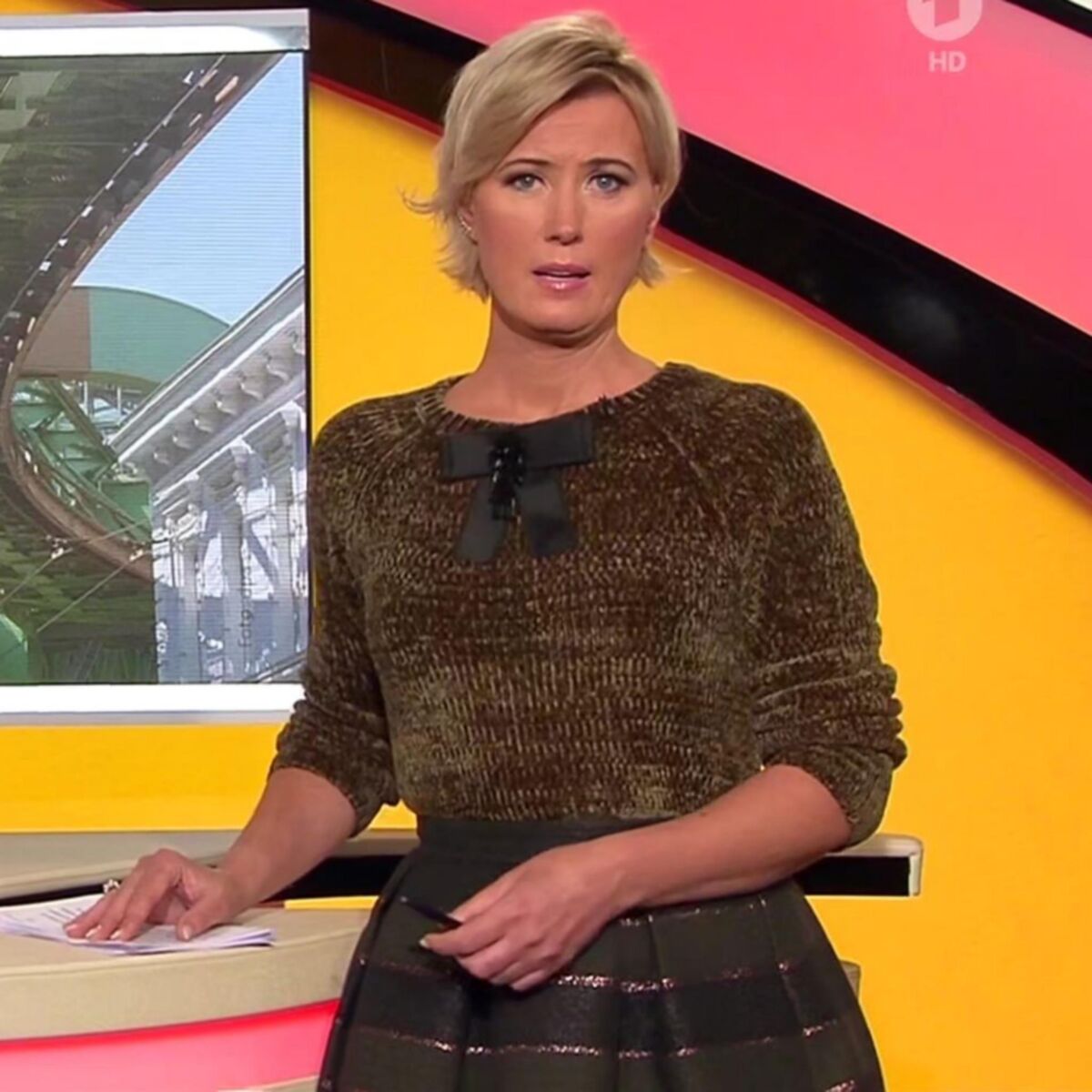 Kamilla S. sexy Blondine in gruenem und braunem Outfit ! 