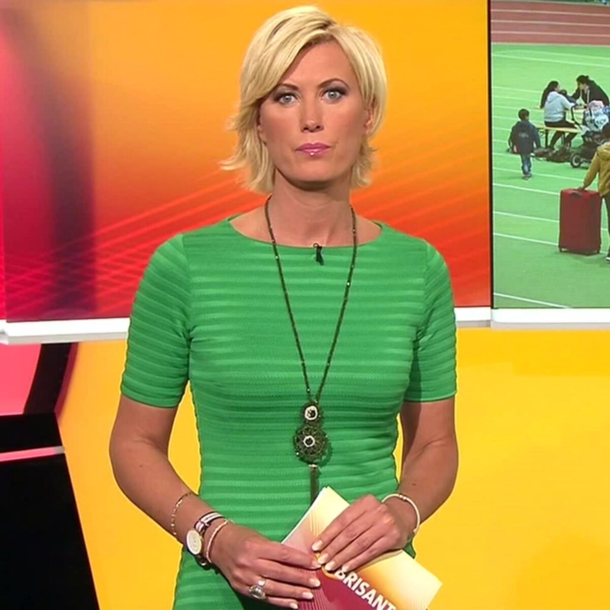 Kamilla S. sexy Blondine in gruenem und braunem Outfit ! 