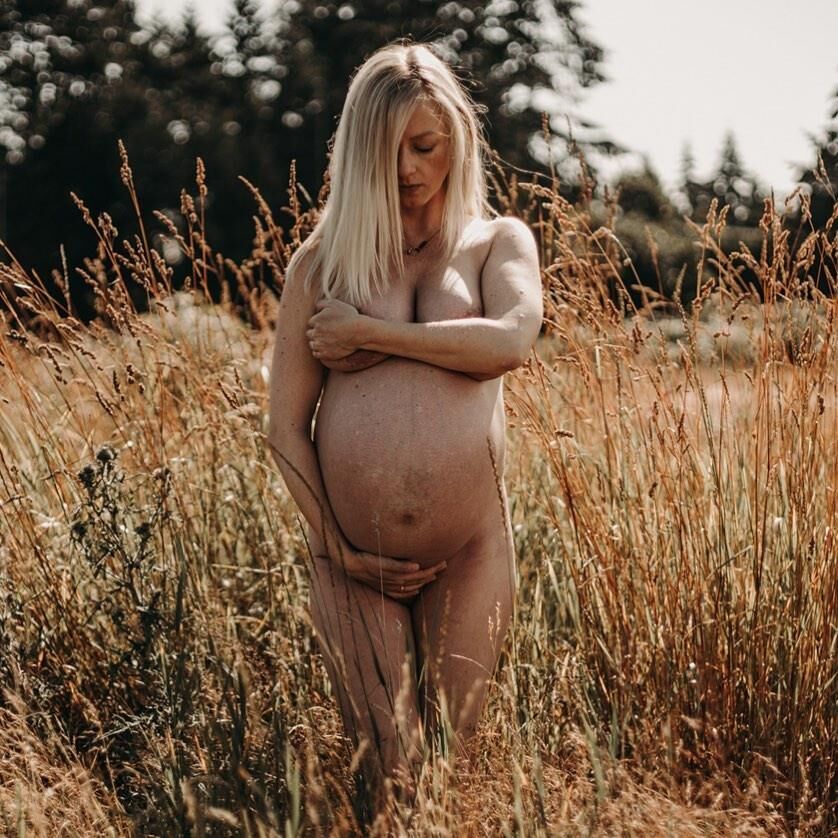 Atemberaubende schwangere Blondine