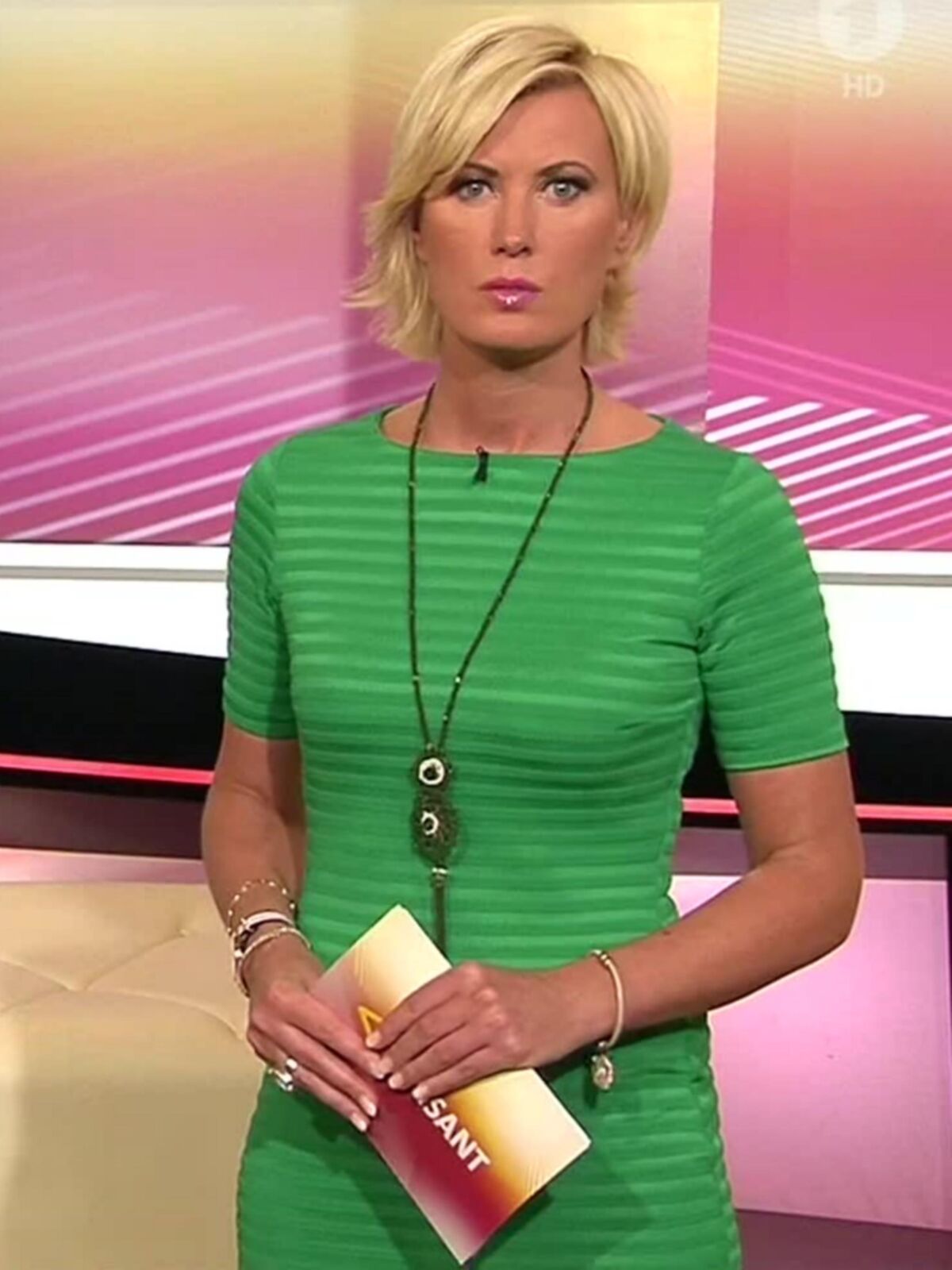 Kamilla S. sexy Blondine in gruenem und braunem Outfit ! 