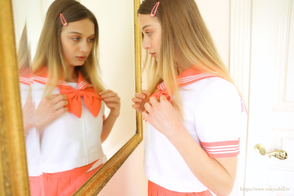 Alexa D VIP Conjunto Blusa branca, saia rosa