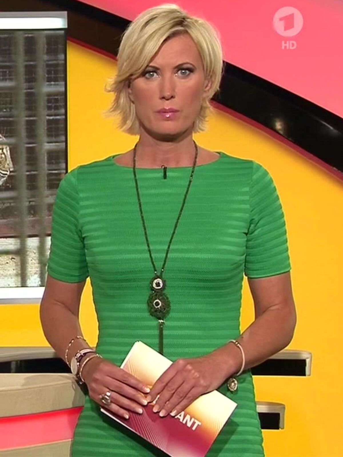 Kamilla S. sexy Blondine in gruenem und braunem Outfit ! 
