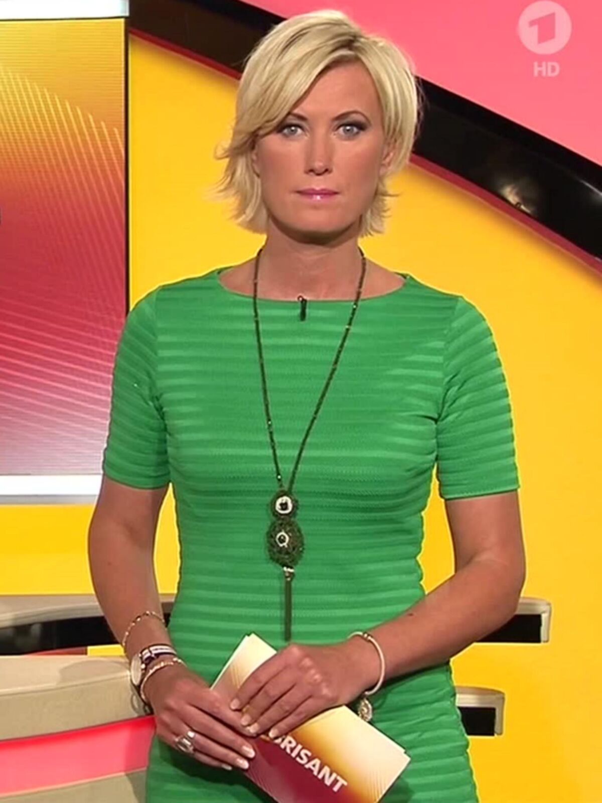 Kamilla S. sexy Blondine in gruenem und braunem Outfit ! 