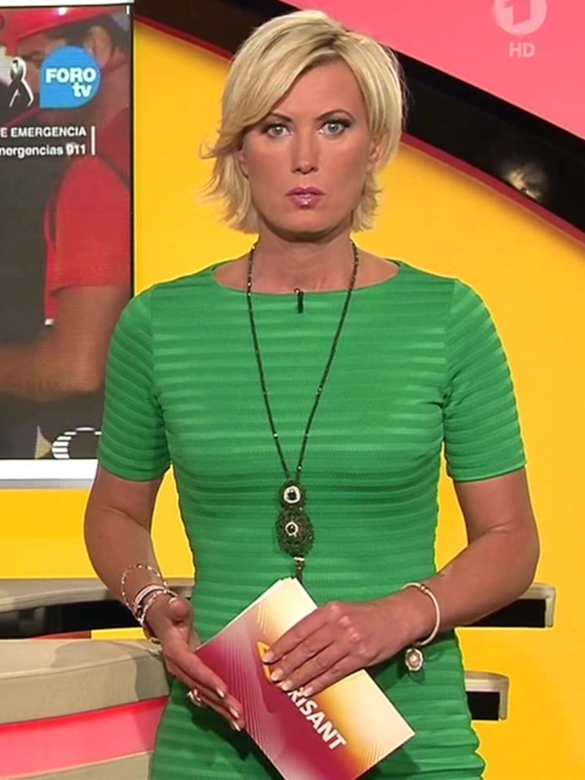 Kamilla S. sexy Blondine in gruenem und braunem Outfit ! 