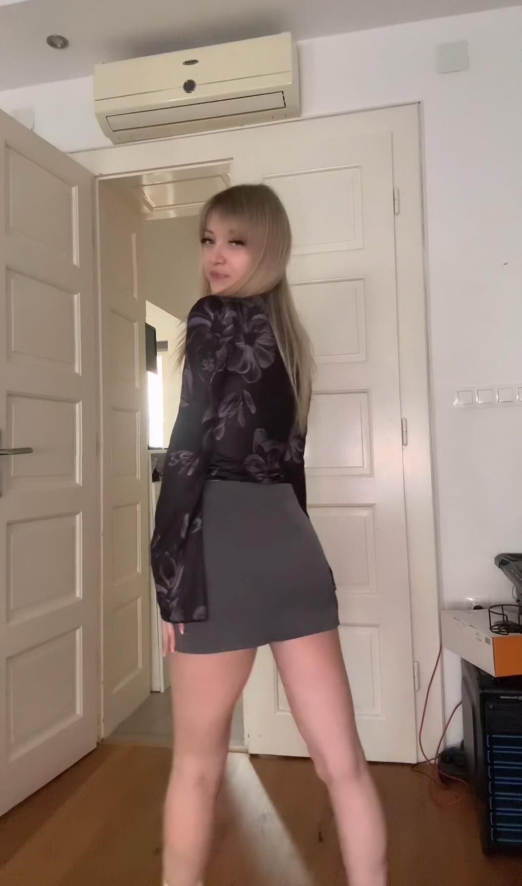 позирует для вас