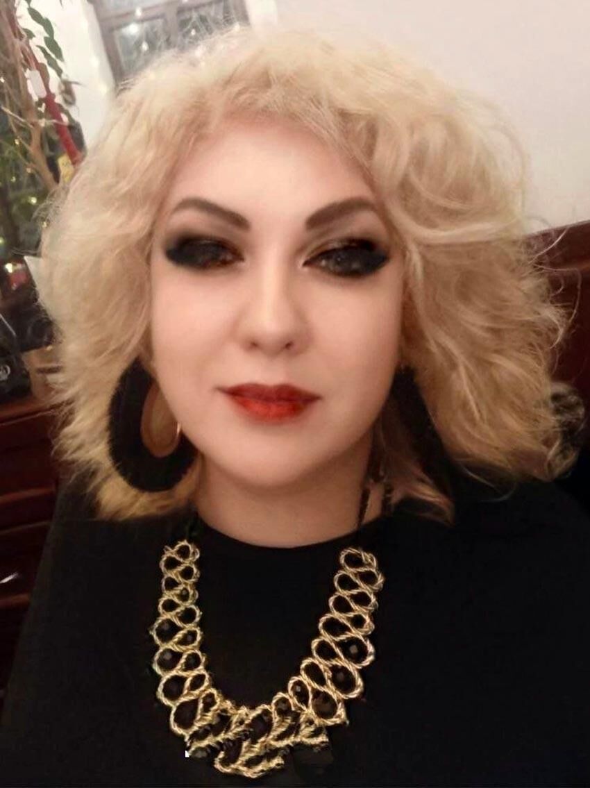 Chica de escolta con un cuerpo curvilíneo