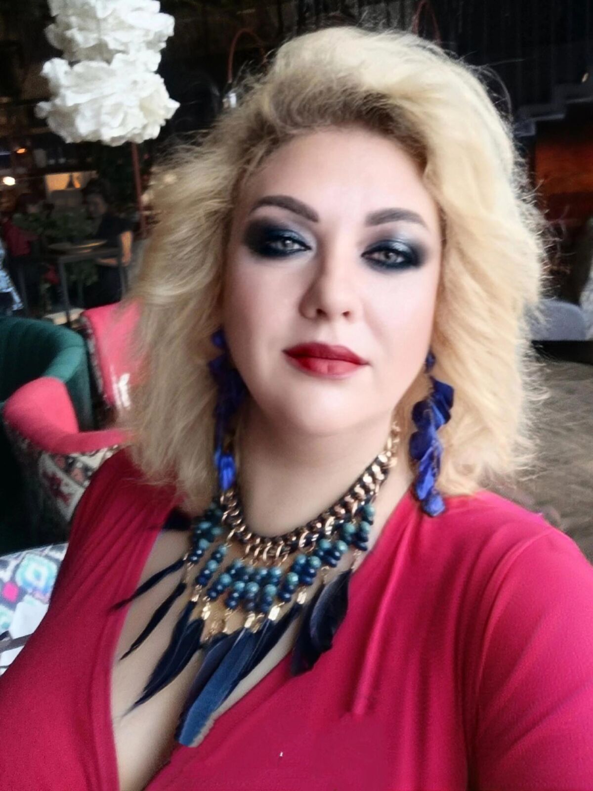 Chica de escolta con un cuerpo curvilíneo