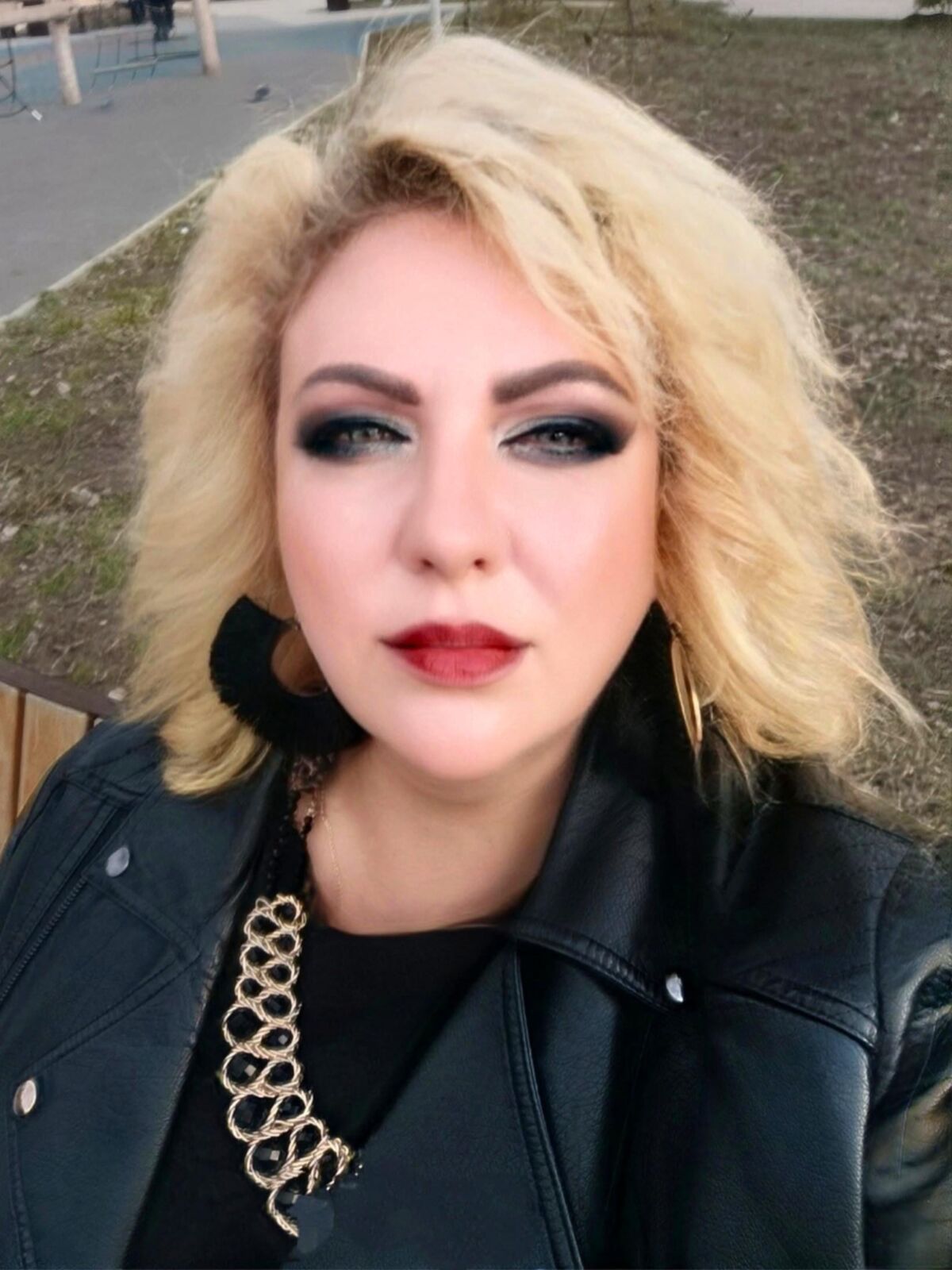 Chica de escolta con un cuerpo curvilíneo