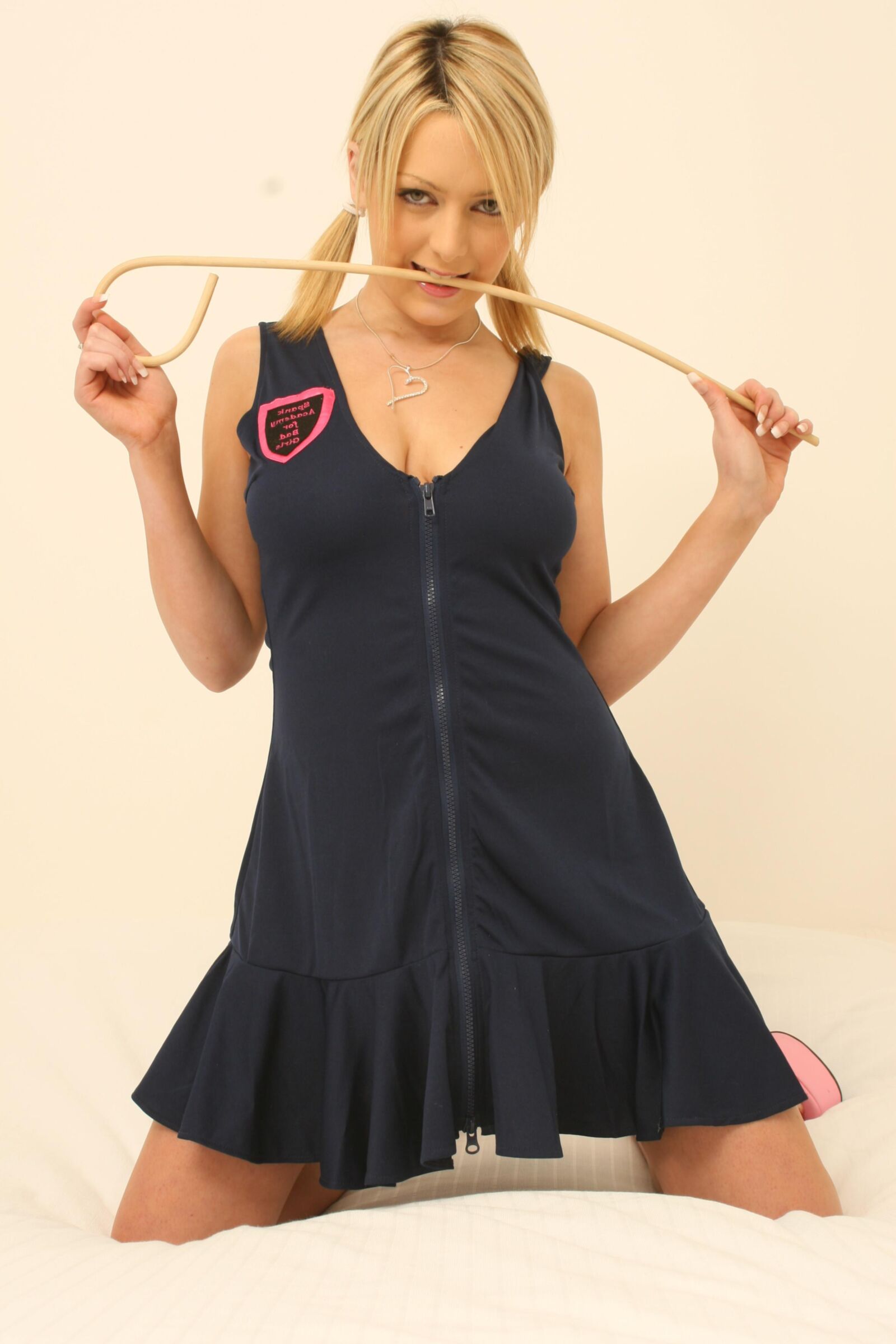 Jessica Cutie zeigt ihre großen Brüste und saugt an einem riesigen Dildo
