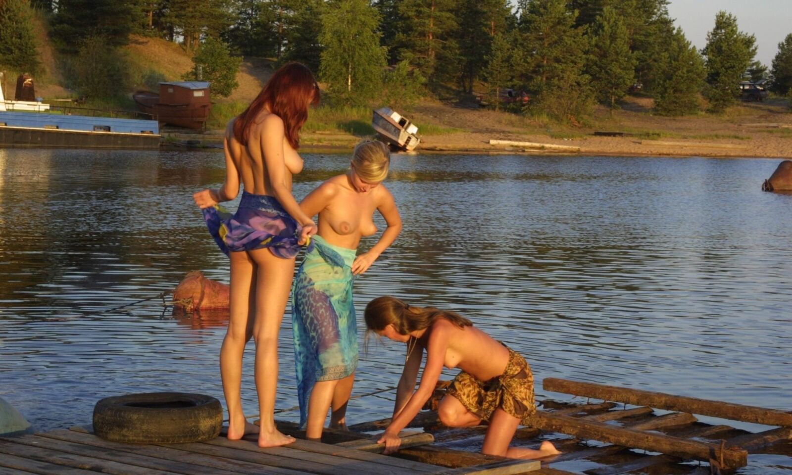 ボートドックで裸の女の子