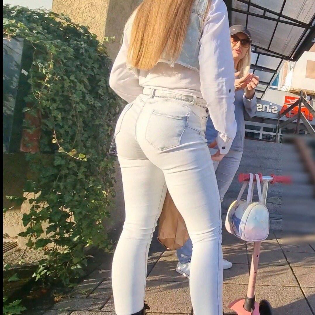 Candid Mom With Sexy Ass