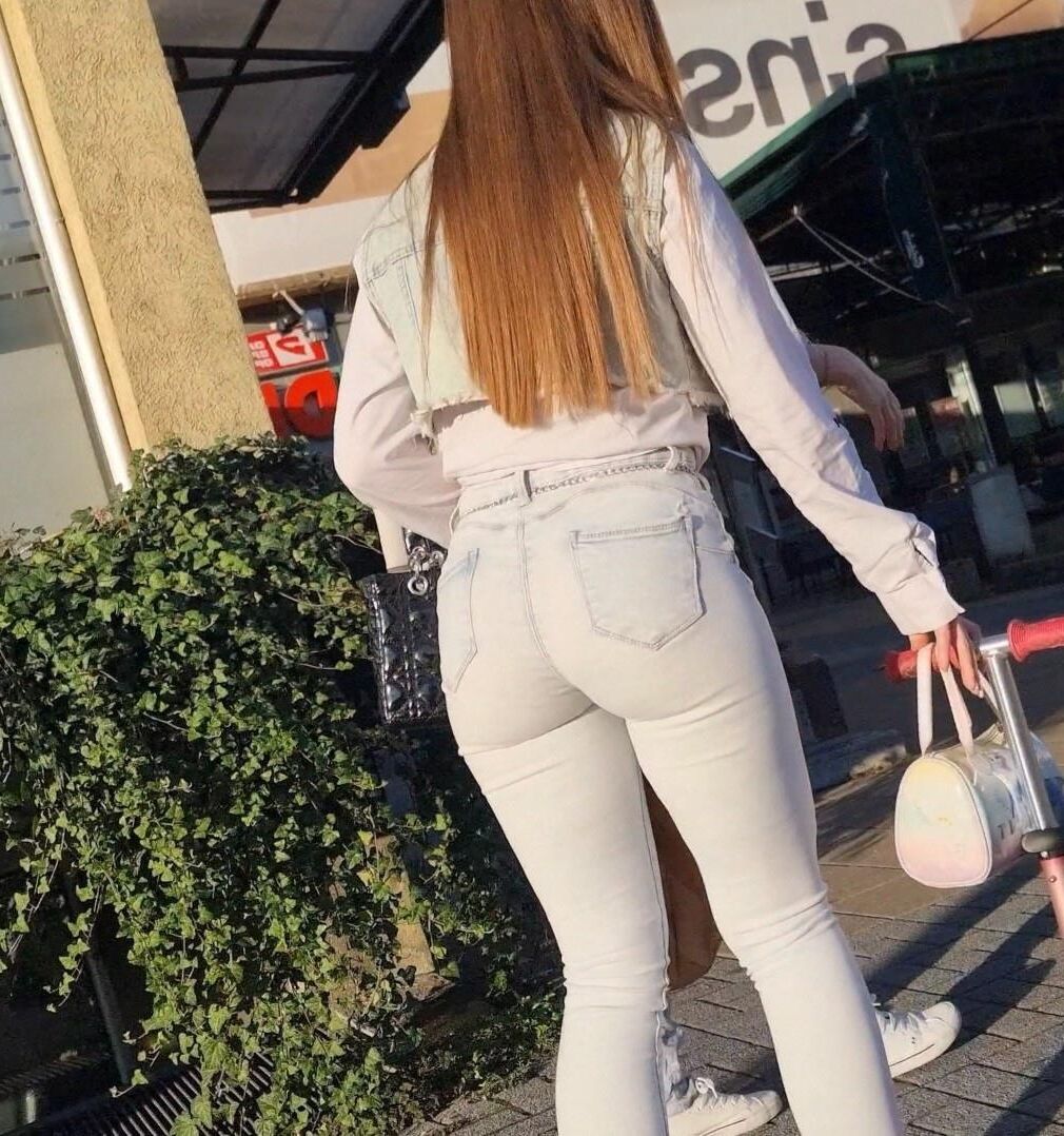 Candid Mom With Sexy Ass