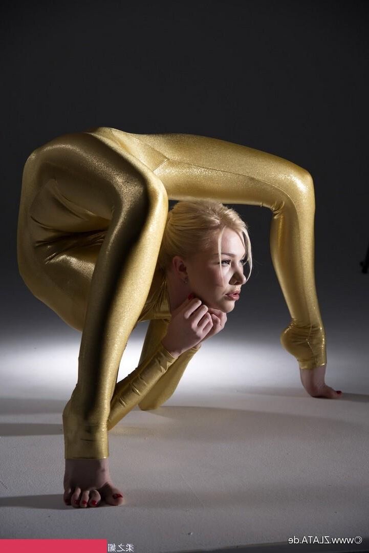 Zlat Golden Catsuit Flexibilität