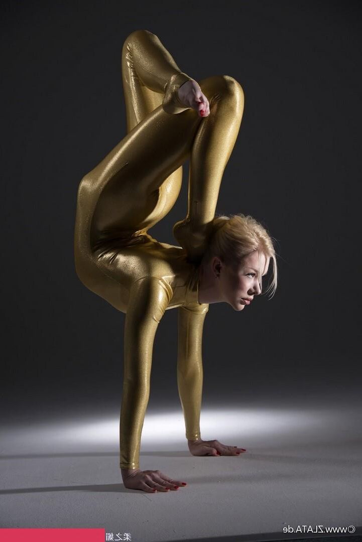 Zlat Golden Catsuit Flexibilität