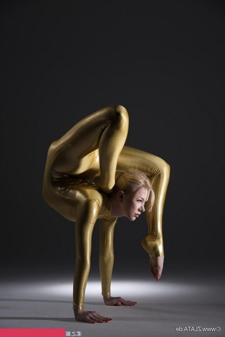Zlat Golden Catsuit Flexibilität