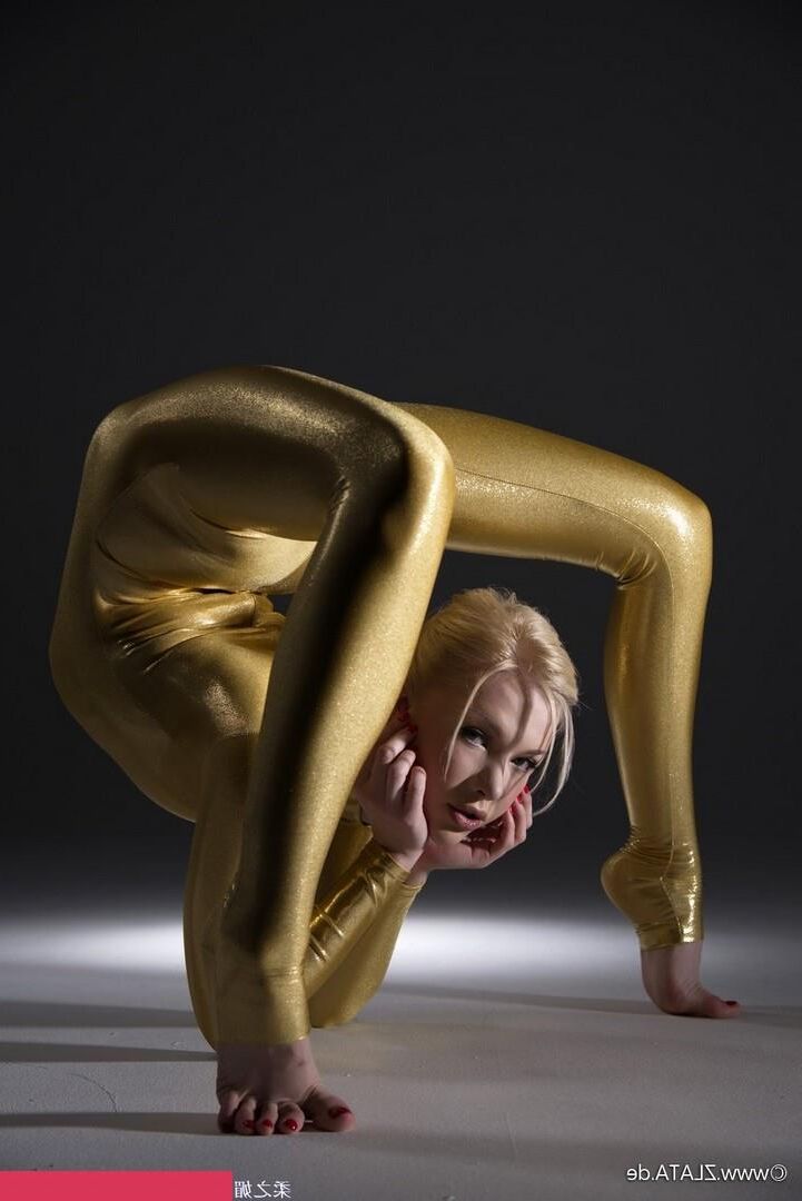 Zlat Golden Catsuit Flexibilität