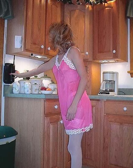 Kelli SG Vestido a cuadros, blusa blanca, rosa slip en la cocina