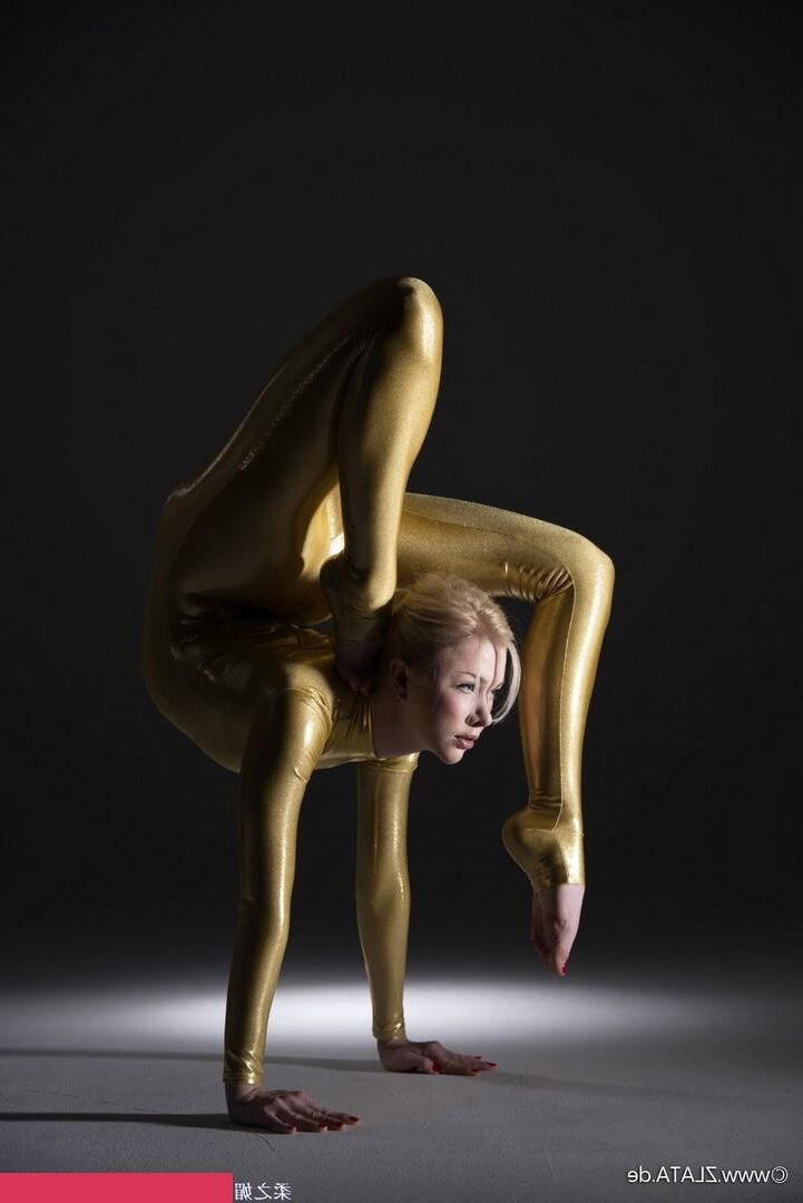 Zlat Golden Catsuit Flexibilität