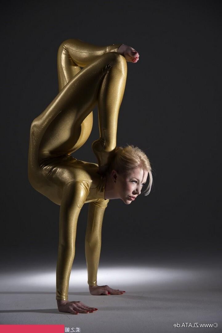 Zlat Golden Catsuit Flexibilität