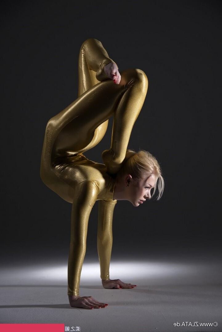 Zlat Golden Catsuit Flexibilität