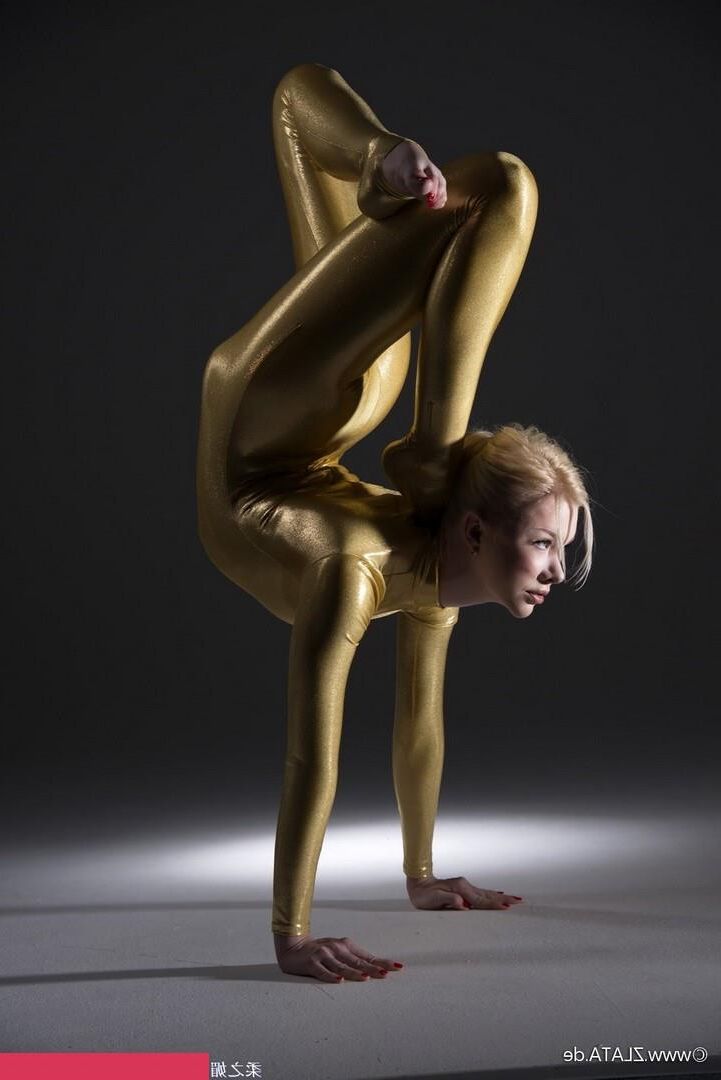Zlat Golden Catsuit Flexibilität