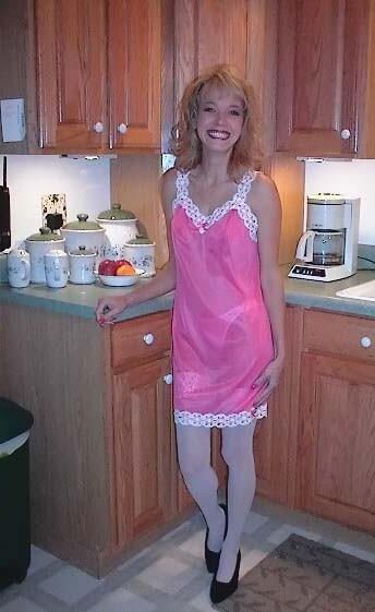 Kelli SG Vestido a cuadros, blusa blanca, rosa slip en la cocina