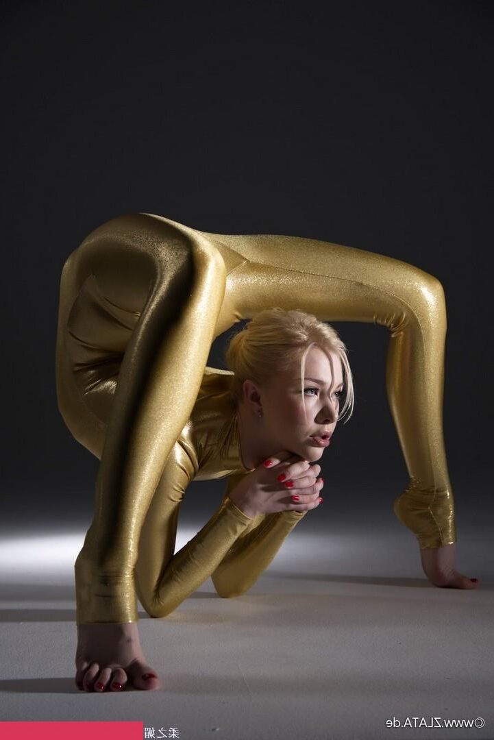 Zlat Golden Catsuit Flexibilität