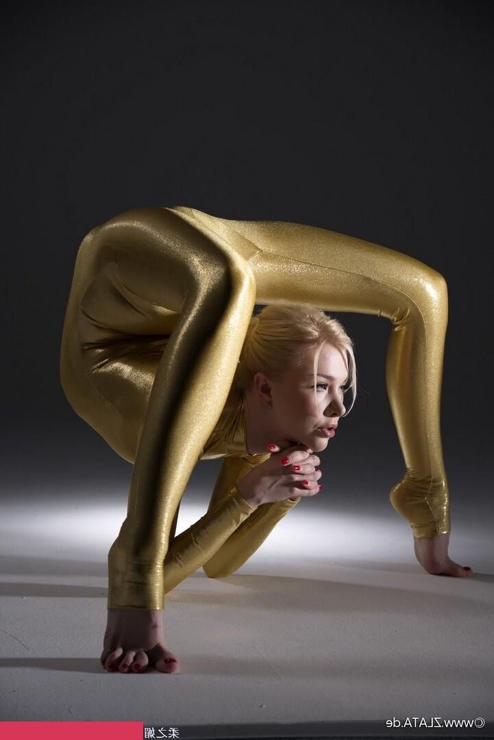 Zlat Golden Catsuit Flexibilität