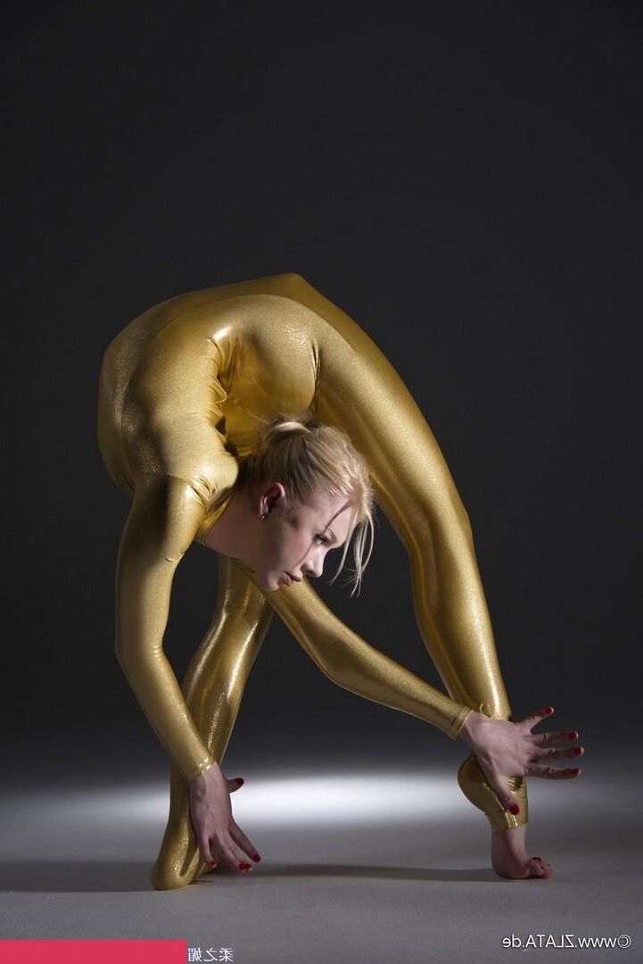 Zlat Golden Catsuit Flexibilität