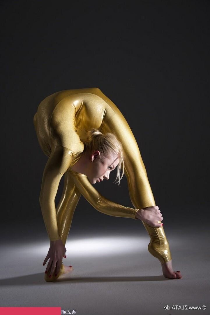Zlat Golden Catsuit Flexibilität