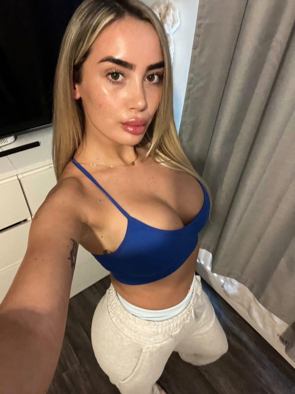 Suzanne Irish blonde hottie