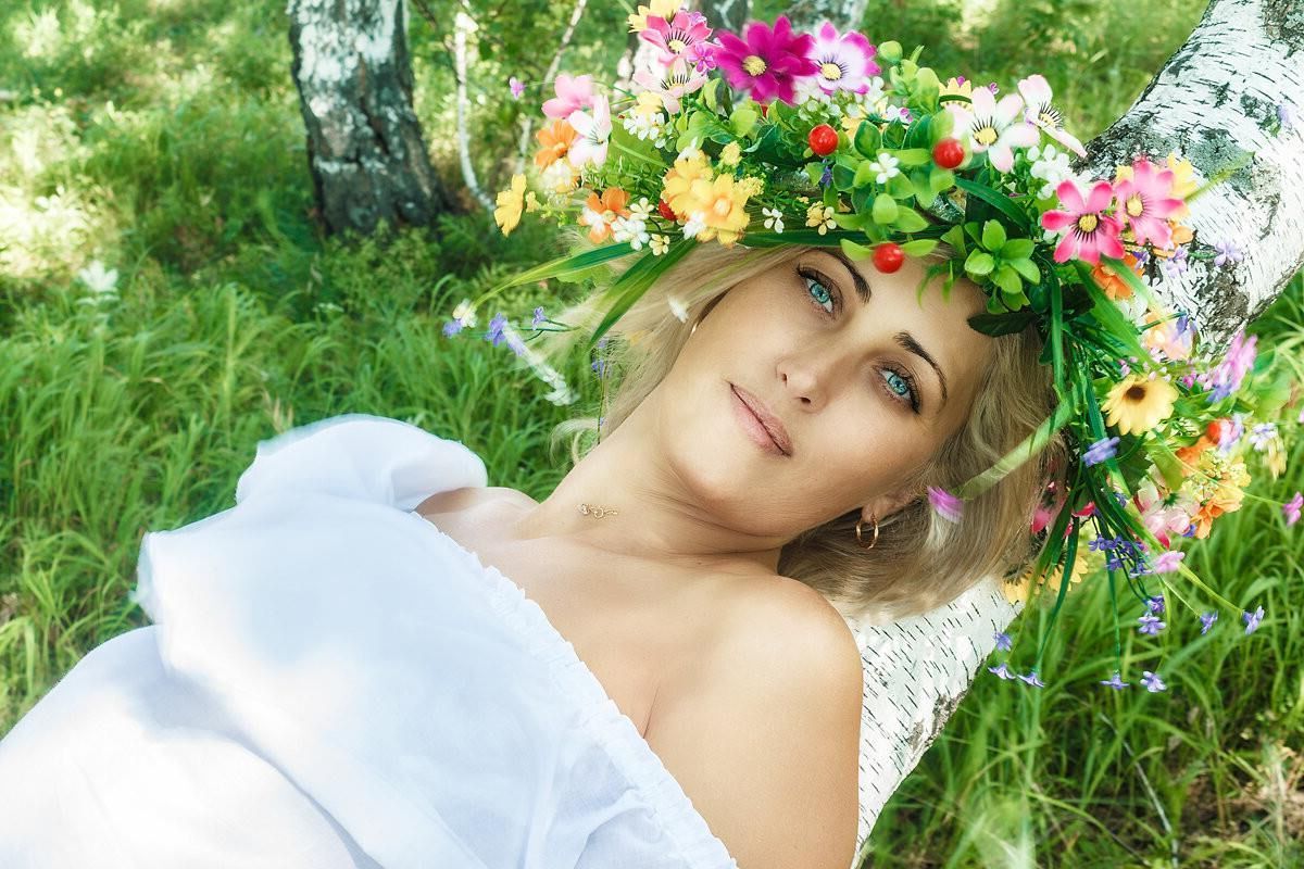 Blonde Anzhelika im Gras
