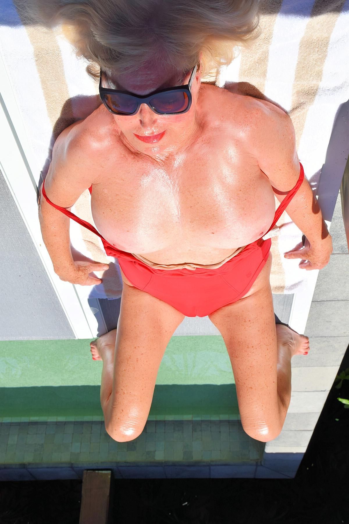 Poolfress mit unserer nackten Dame Diane!