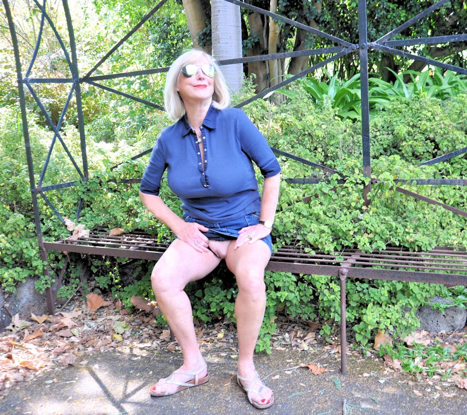 Nackte schöne Diane in den Gärten oder im Freien!
