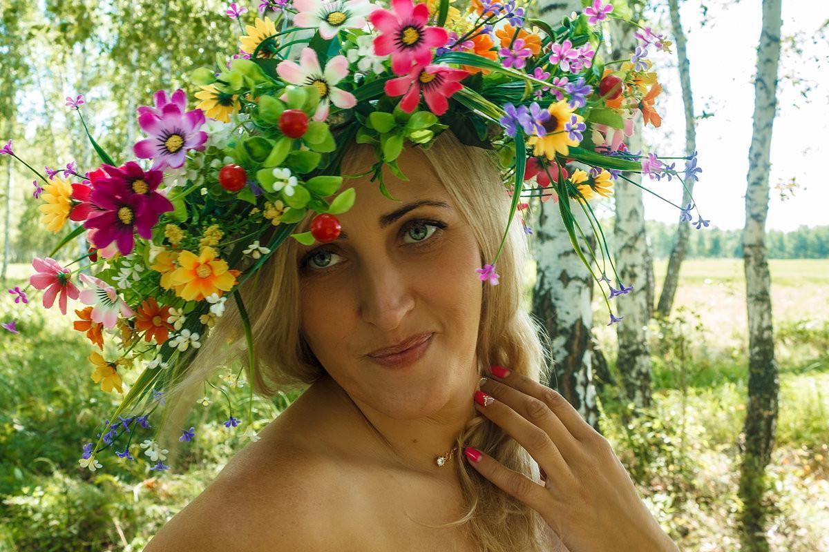 Blonde Anzhelika im Gras