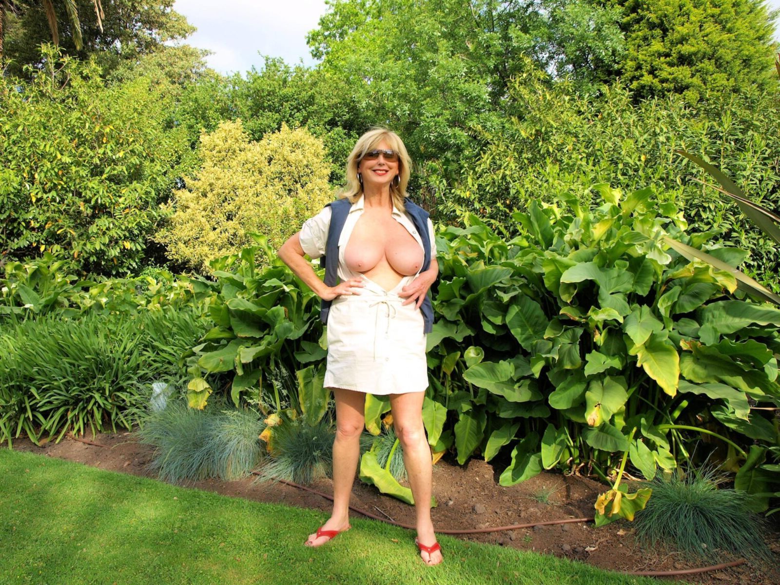 Nackte schöne Diane in den Gärten oder im Freien!