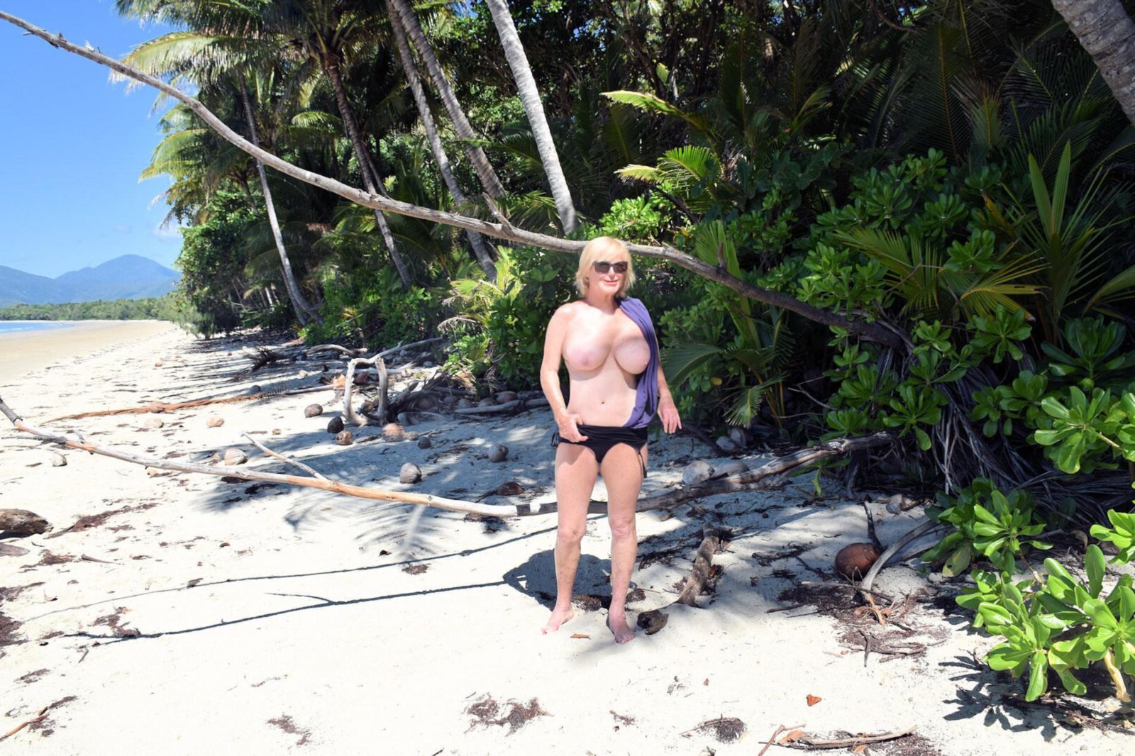 Die üppige Lady Diane wird wild: Bush, Strand und Parks!