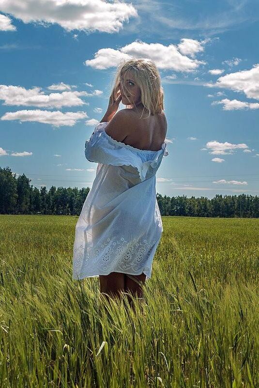 Blonde Anzhelika im Gras